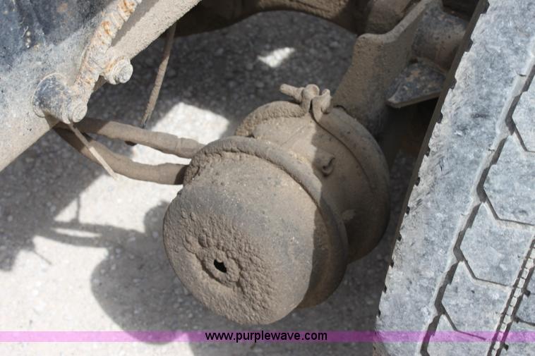 image for item D7986 1993 Freightliner FLD112SD semi truck