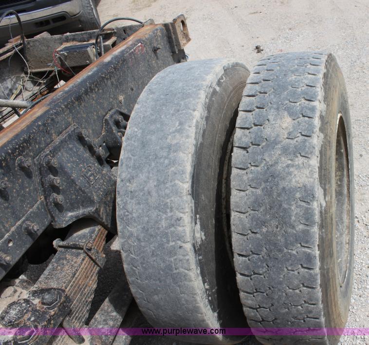 image for item D7986 1993 Freightliner FLD112SD semi truck