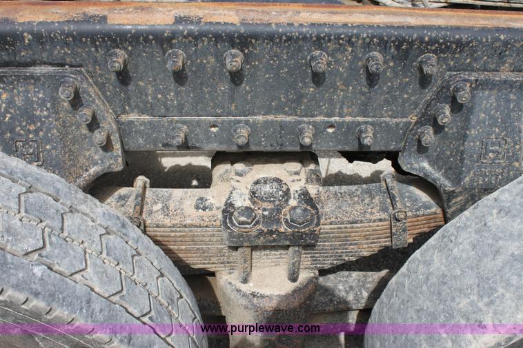 image for item D7986 1993 Freightliner FLD112SD semi truck