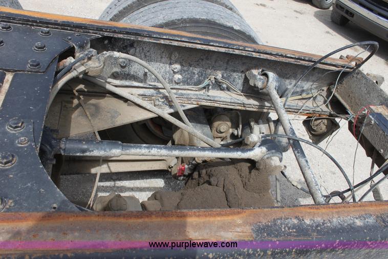 image for item D7986 1993 Freightliner FLD112SD semi truck