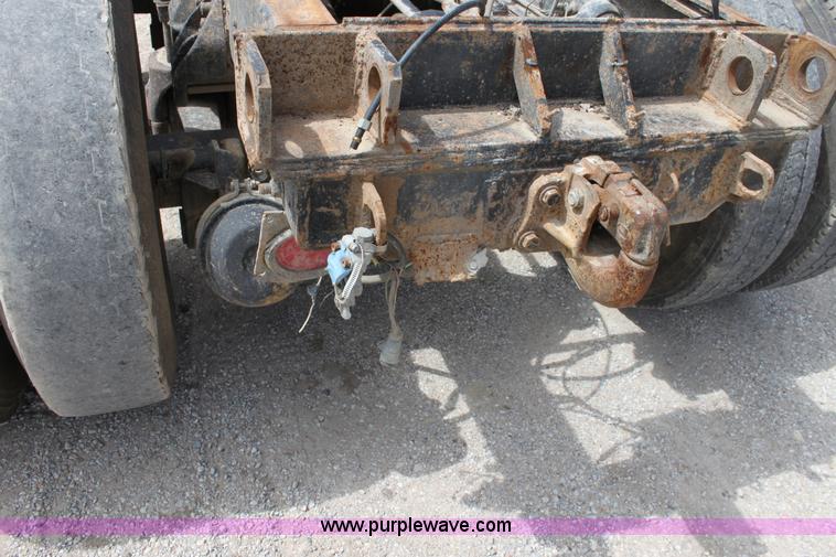 image for item D7986 1993 Freightliner FLD112SD semi truck