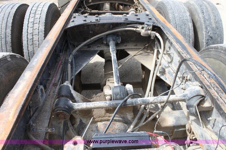 image for item D7986 1993 Freightliner FLD112SD semi truck