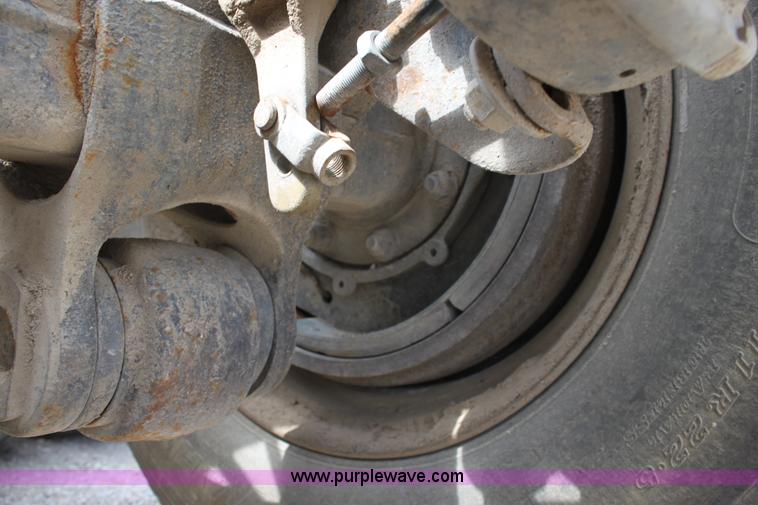 image for item D7986 1993 Freightliner FLD112SD semi truck