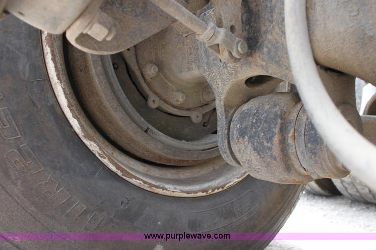 image for item D7986 1993 Freightliner FLD112SD semi truck