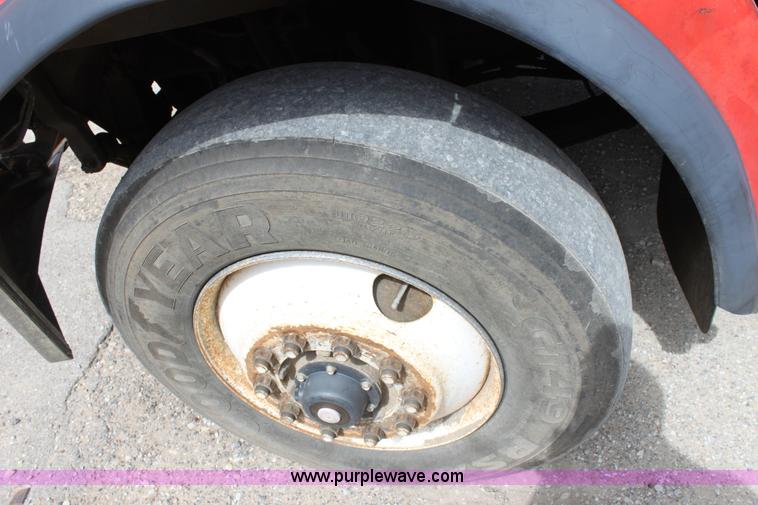 image for item D7986 1993 Freightliner FLD112SD semi truck