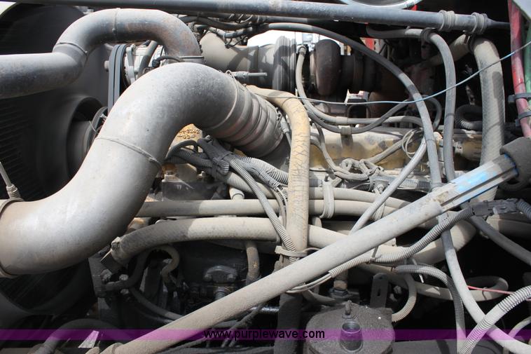 image for item D7986 1993 Freightliner FLD112SD semi truck