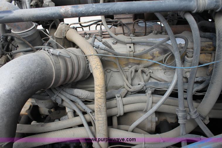 image for item D7986 1993 Freightliner FLD112SD semi truck