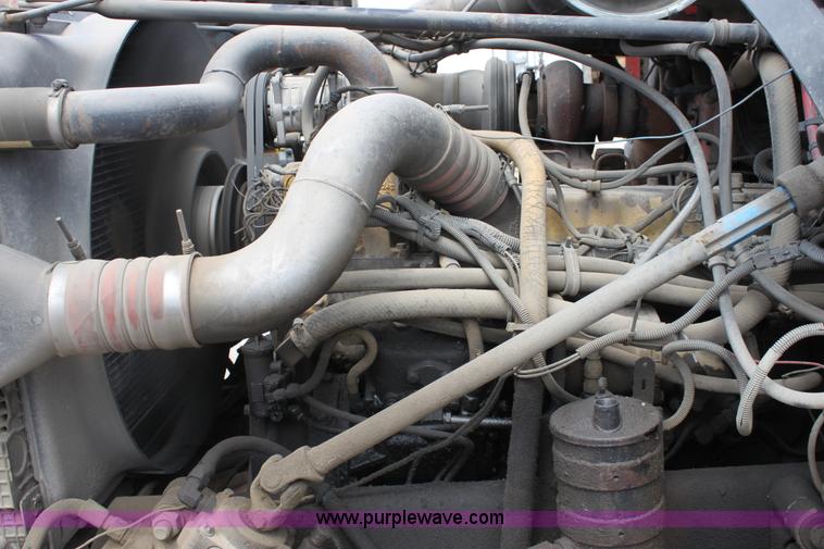 image for item D7986 1993 Freightliner FLD112SD semi truck