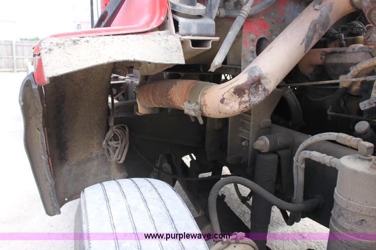 image for item D7986 1993 Freightliner FLD112SD semi truck