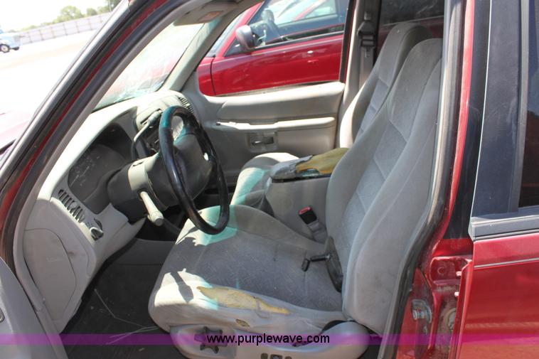 image for item D5128 1999 Ford Explorer XLT SUV