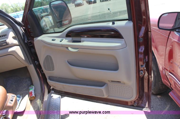 image for item D5130 2005 Ford F250 Lariat King Ranch pickup truck