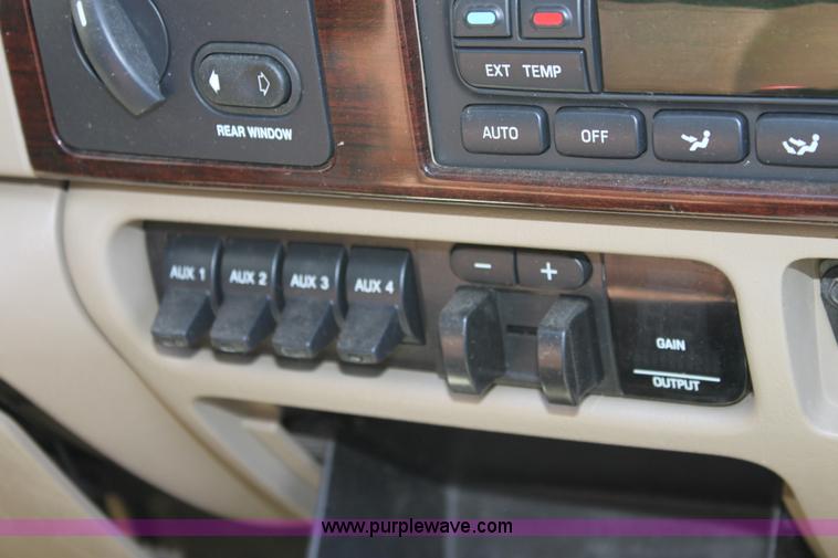 image for item D5130 2005 Ford F250 Lariat King Ranch pickup truck