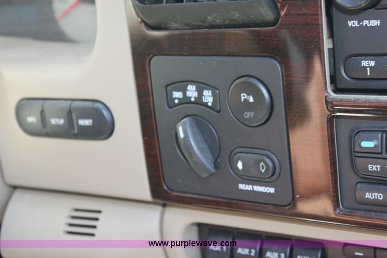 image for item D5130 2005 Ford F250 Lariat King Ranch pickup truck