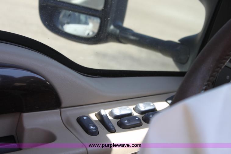 image for item D5130 2005 Ford F250 Lariat King Ranch pickup truck