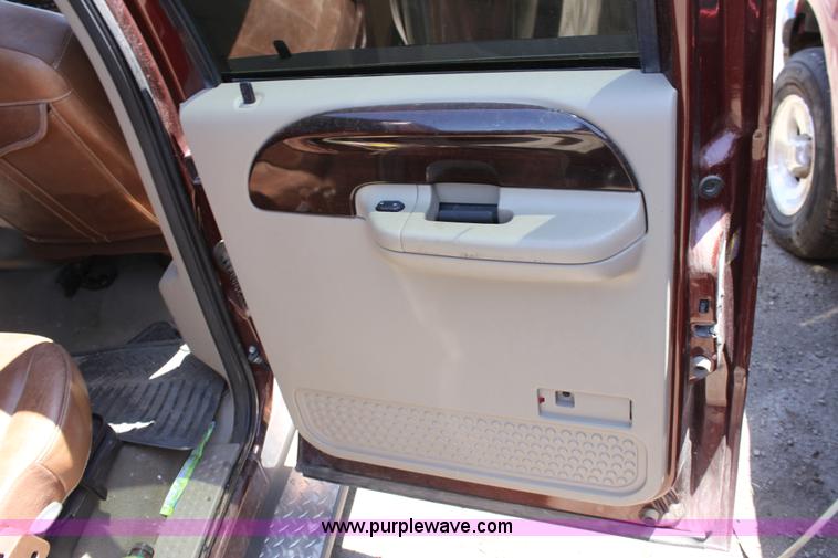 image for item D5130 2005 Ford F250 Lariat King Ranch pickup truck