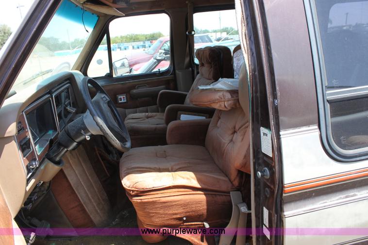 image for item D5137 1986 Ford Econoline 150 Aristocrat van
