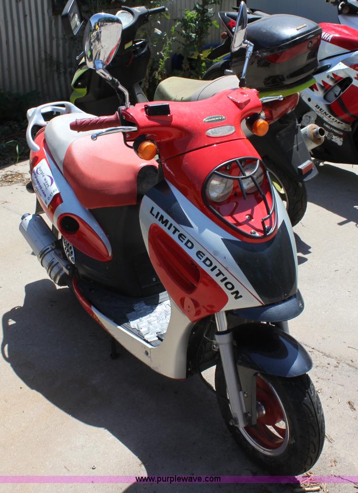 image for item D5140 2007 Roketa Bahama 50 scooter
