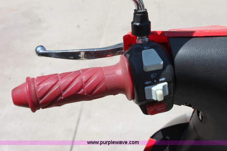 image for item D5140 2007 Roketa Bahama 50 scooter