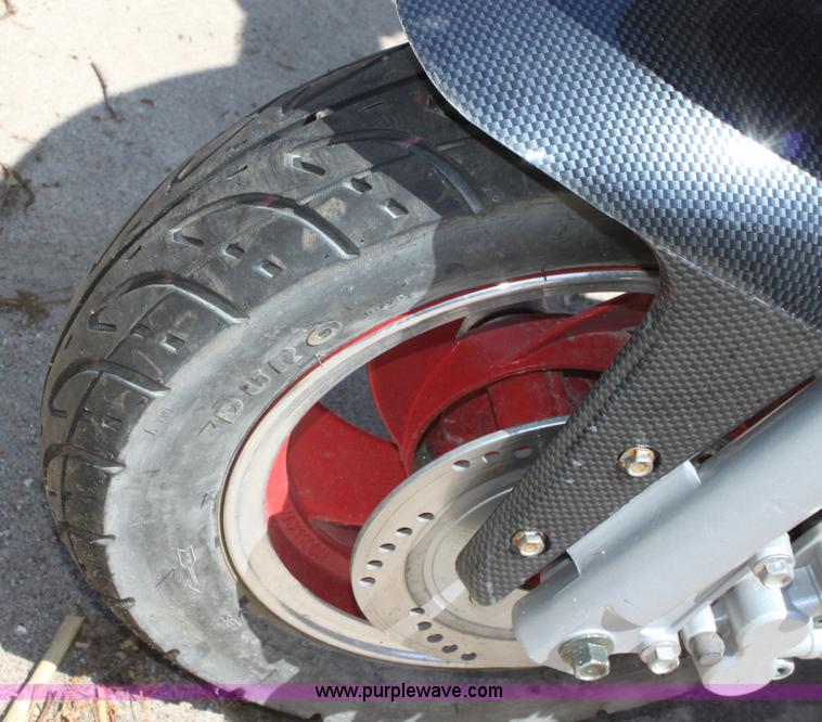 image for item D5140 2007 Roketa Bahama 50 scooter