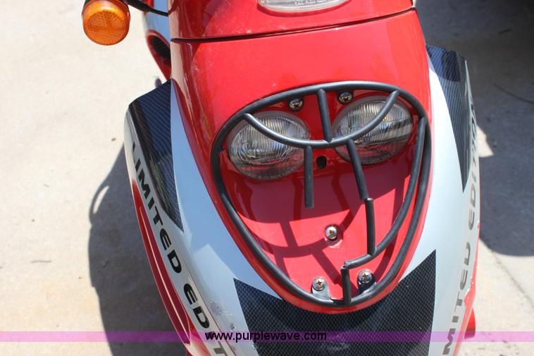 image for item D5140 2007 Roketa Bahama 50 scooter