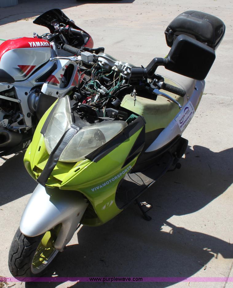 image for item D5141 2005 Viva moped