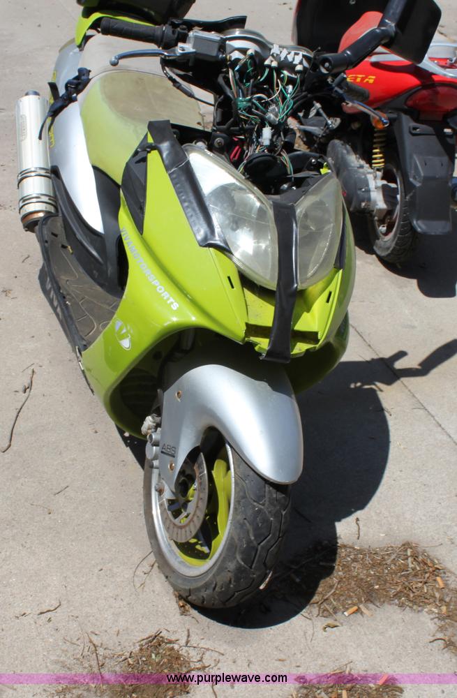 image for item D5141 2005 Viva moped