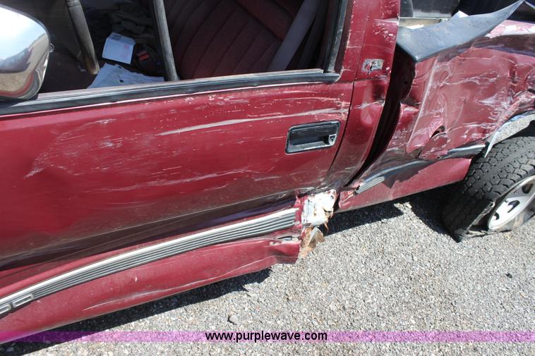 image for item D5142 1989 GMC Sierra 1500 pickup truck