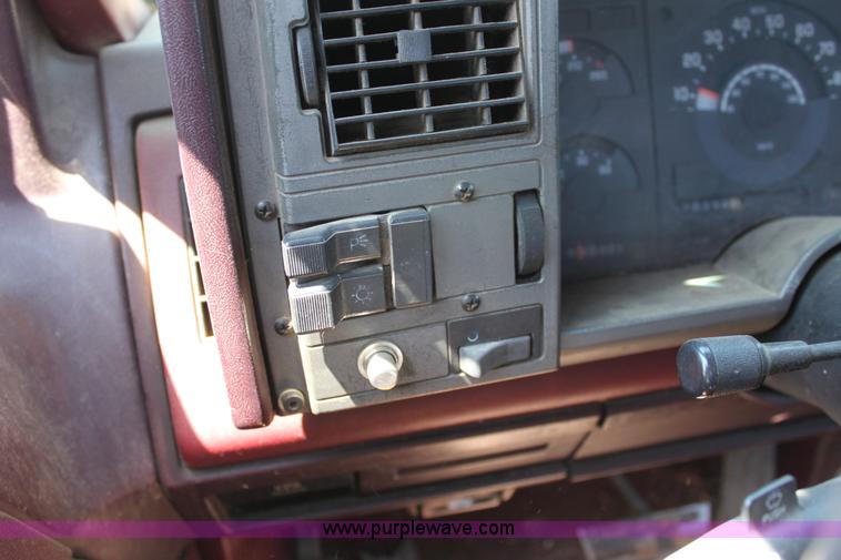 image for item D5142 1989 GMC Sierra 1500 pickup truck