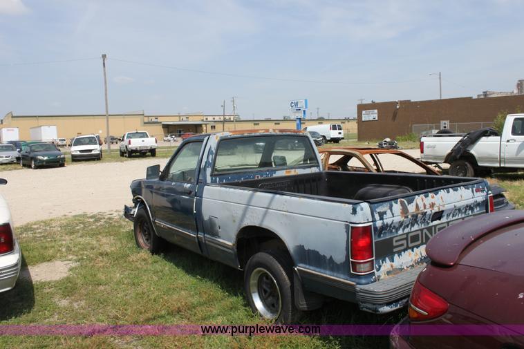 image for item D5173 1991 GMC Sonoma SLE pickup truck