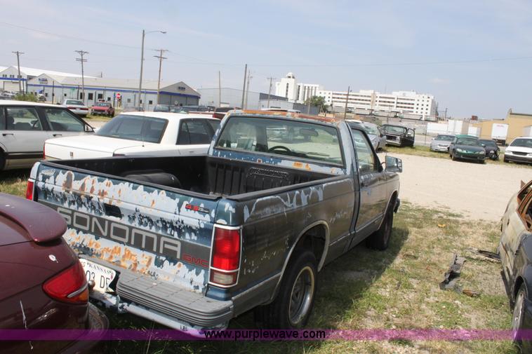 image for item D5173 1991 GMC Sonoma SLE pickup truck