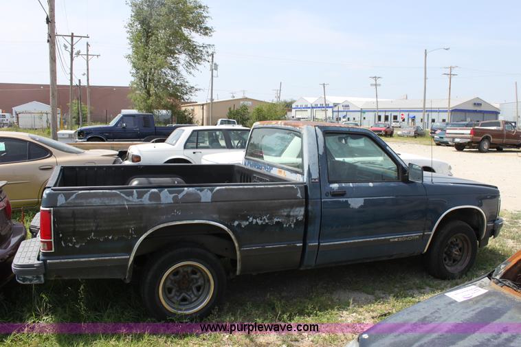 image for item D5173 1991 GMC Sonoma SLE pickup truck