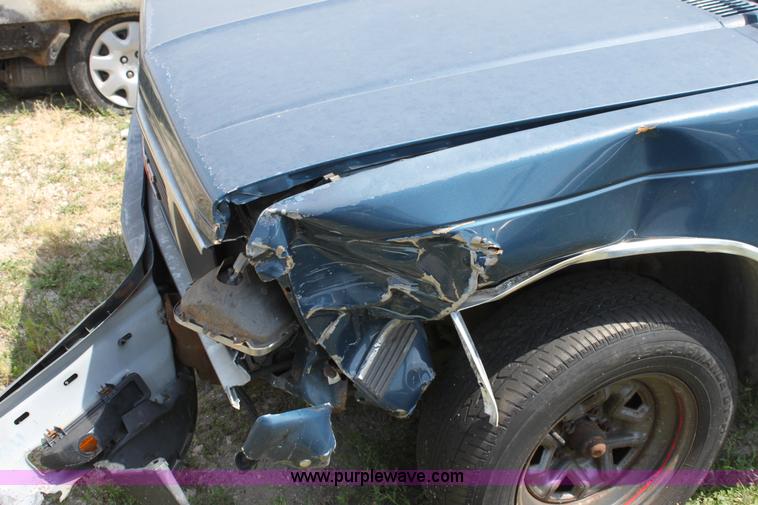 image for item D5173 1991 GMC Sonoma SLE pickup truck