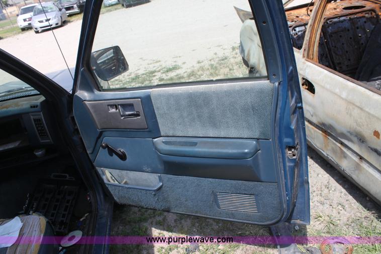 image for item D5173 1991 GMC Sonoma SLE pickup truck