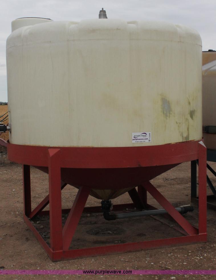 image for item C2549 1,650 gallon vertical gusseted poly tank
