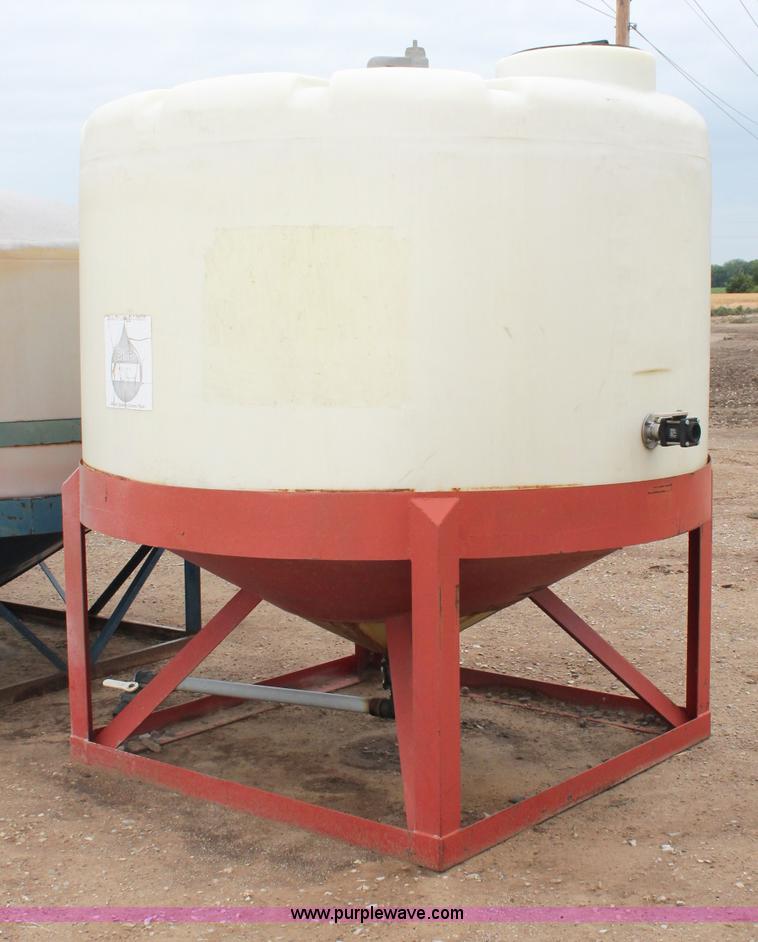image for item C2549 1,650 gallon vertical gusseted poly tank