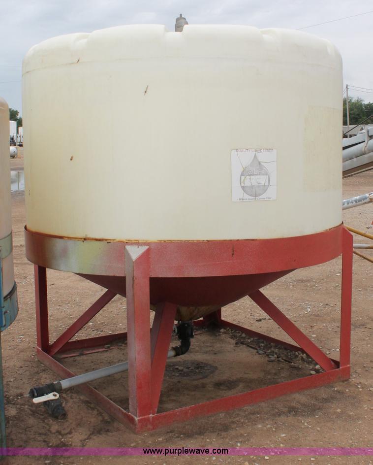 image for item C2549 1,650 gallon vertical gusseted poly tank