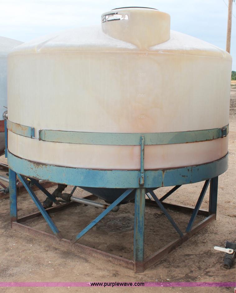 image for item C2550 LST 1,650 gallon vertical poly tank