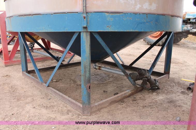 image for item C2550 LST 1,650 gallon vertical poly tank