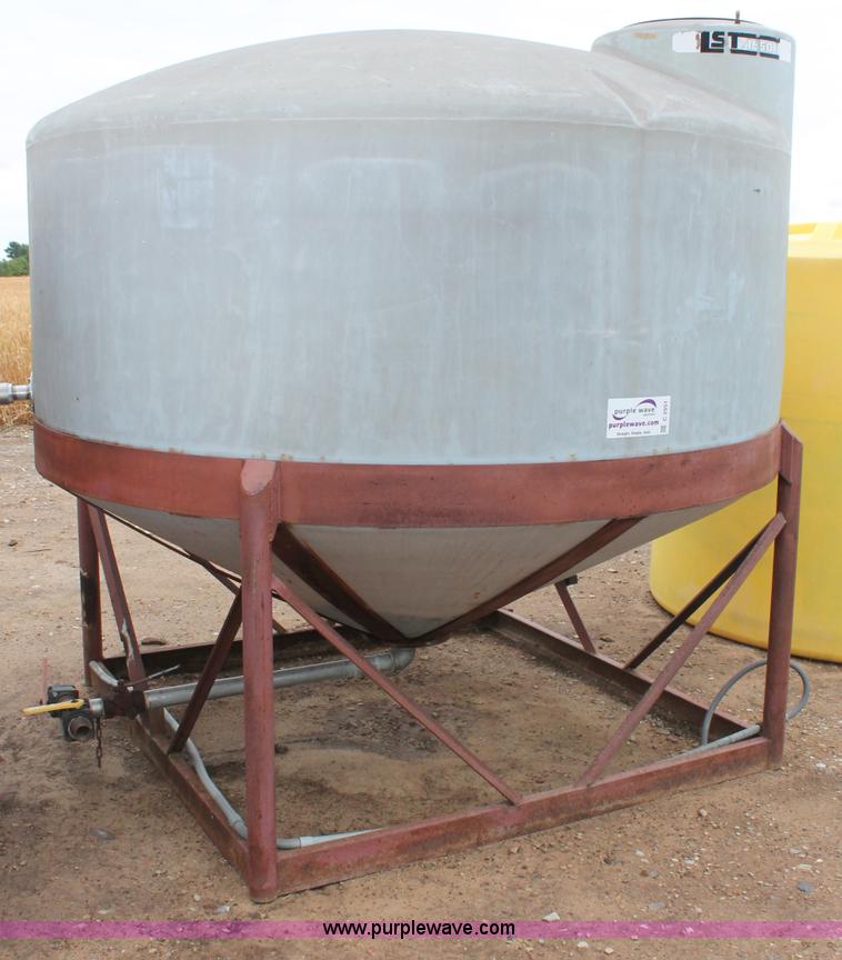 image for item C2551 LST 1,650 gallon vertical poly tank