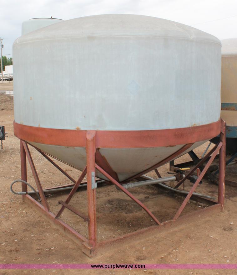 image for item C2551 LST 1,650 gallon vertical poly tank