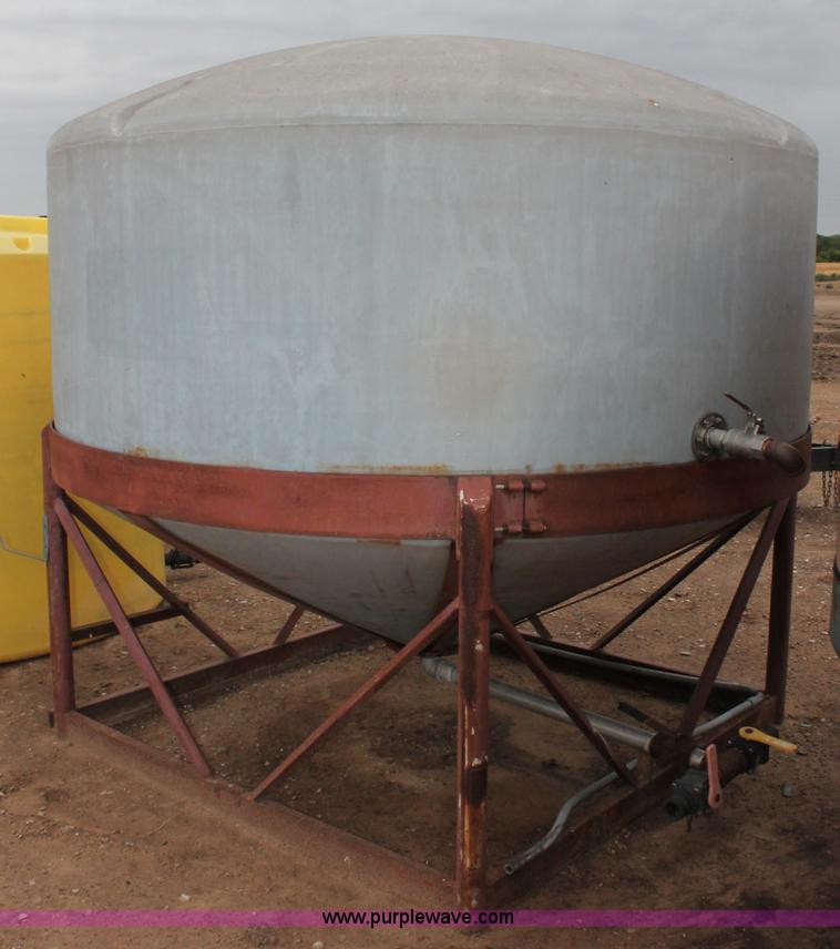 image for item C2551 LST 1,650 gallon vertical poly tank