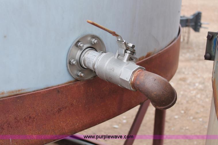 image for item C2551 LST 1,650 gallon vertical poly tank