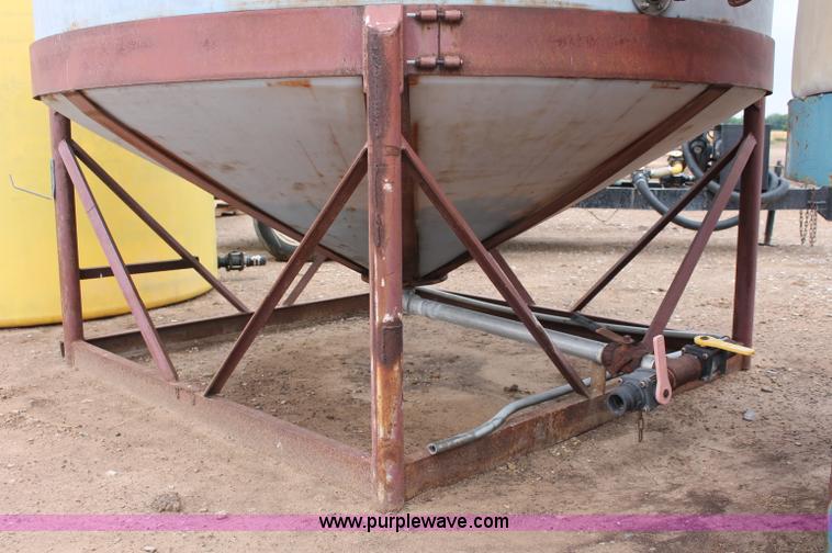 image for item C2551 LST 1,650 gallon vertical poly tank