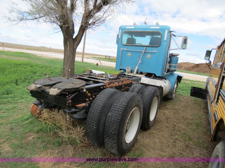 image for item A5346 1998 Peterbilt 378 semi truck