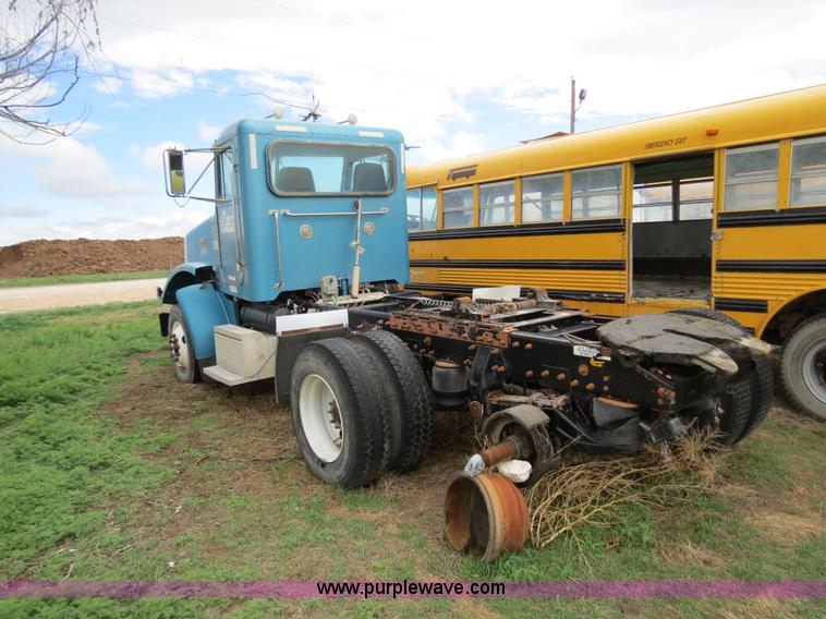 image for item A5346 1998 Peterbilt 378 semi truck