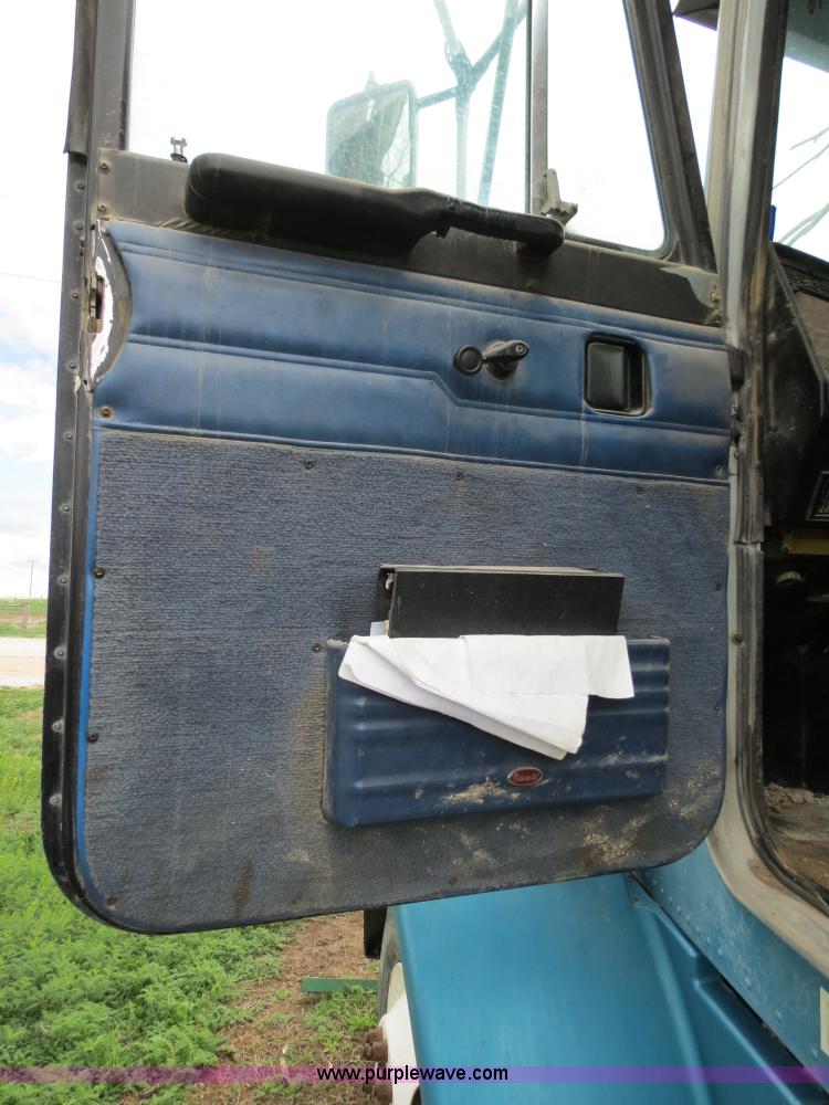 image for item A5346 1998 Peterbilt 378 semi truck