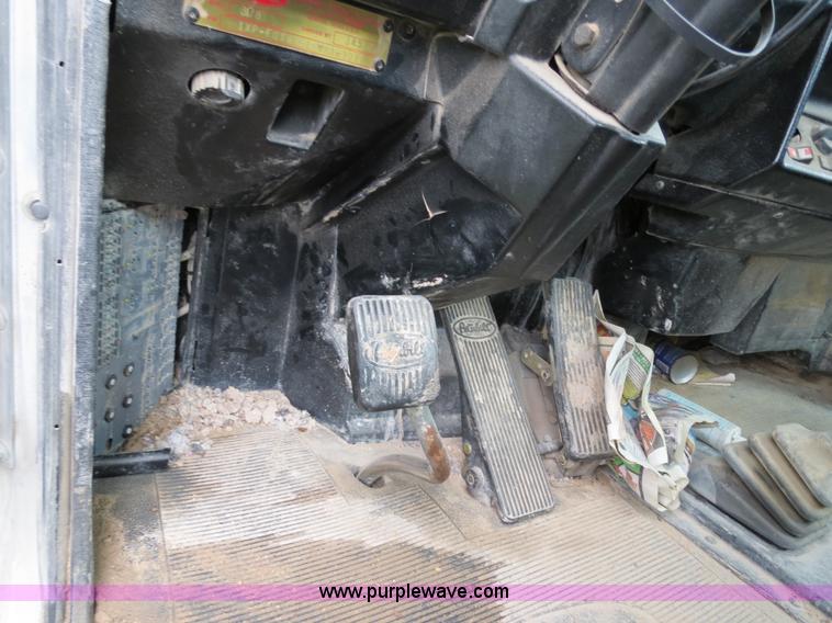 image for item A5346 1998 Peterbilt 378 semi truck