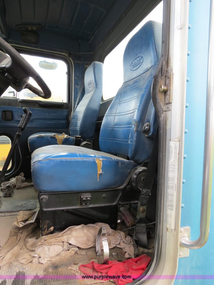 image for item A5346 1998 Peterbilt 378 semi truck