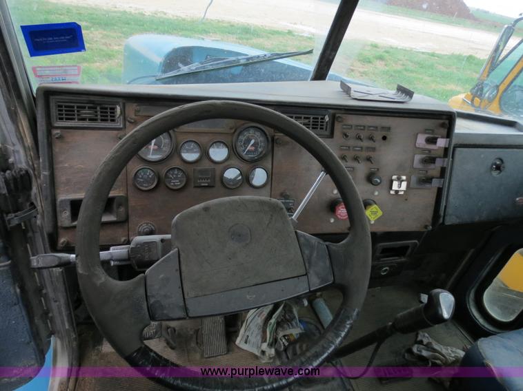 image for item A5346 1998 Peterbilt 378 semi truck