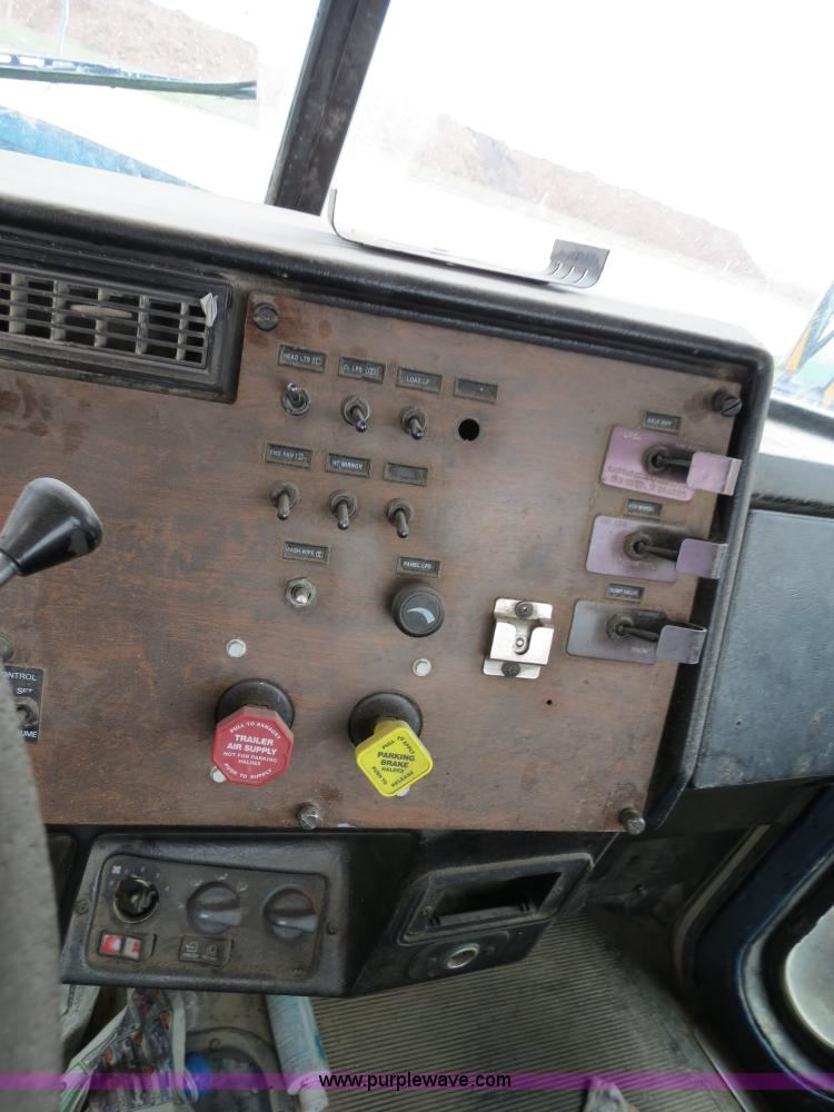 image for item A5346 1998 Peterbilt 378 semi truck